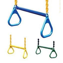 Гимнастические треугольные кольца с металлической трапецией на цепях в полимере